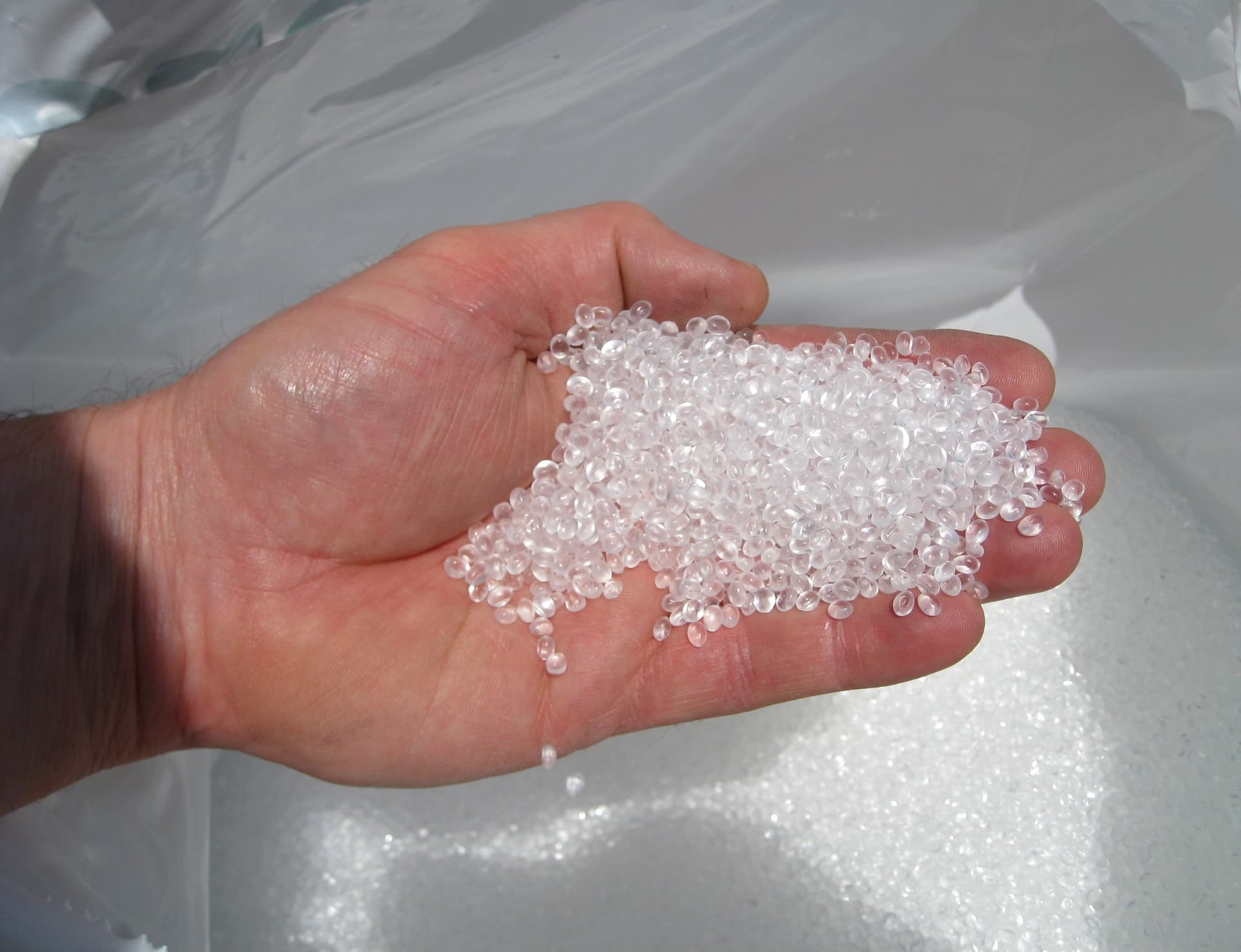 Elde tutulan plastik hammadde granülleri